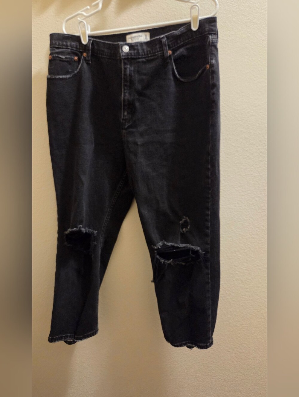 Abercrombie & Fitch Black Relaxed Fit Distressed Jeans sz 33/16s